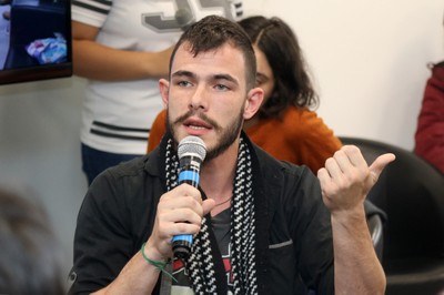 Participante do público faz perguntas durante o debate