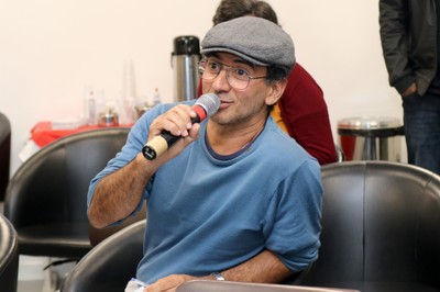 Participante do público declama poesia durante o debate
