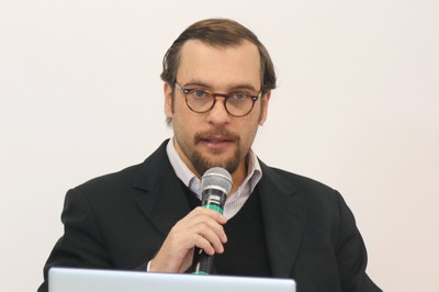 Eduardo Bittar apresenta as expositoras e wexplica a dinâmica do debate