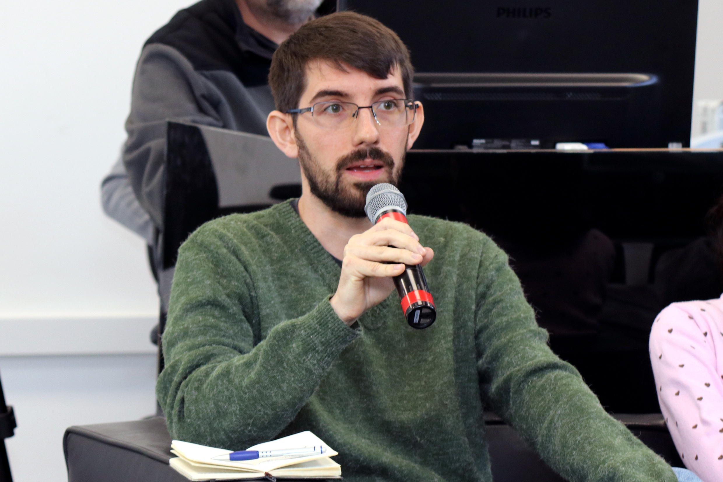Participante do público faz perguntas durante o debate