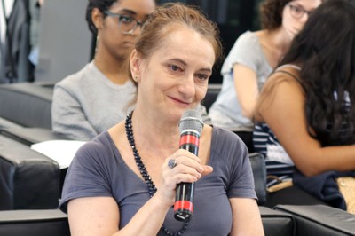 Participante do público faz perguntas durante o debate