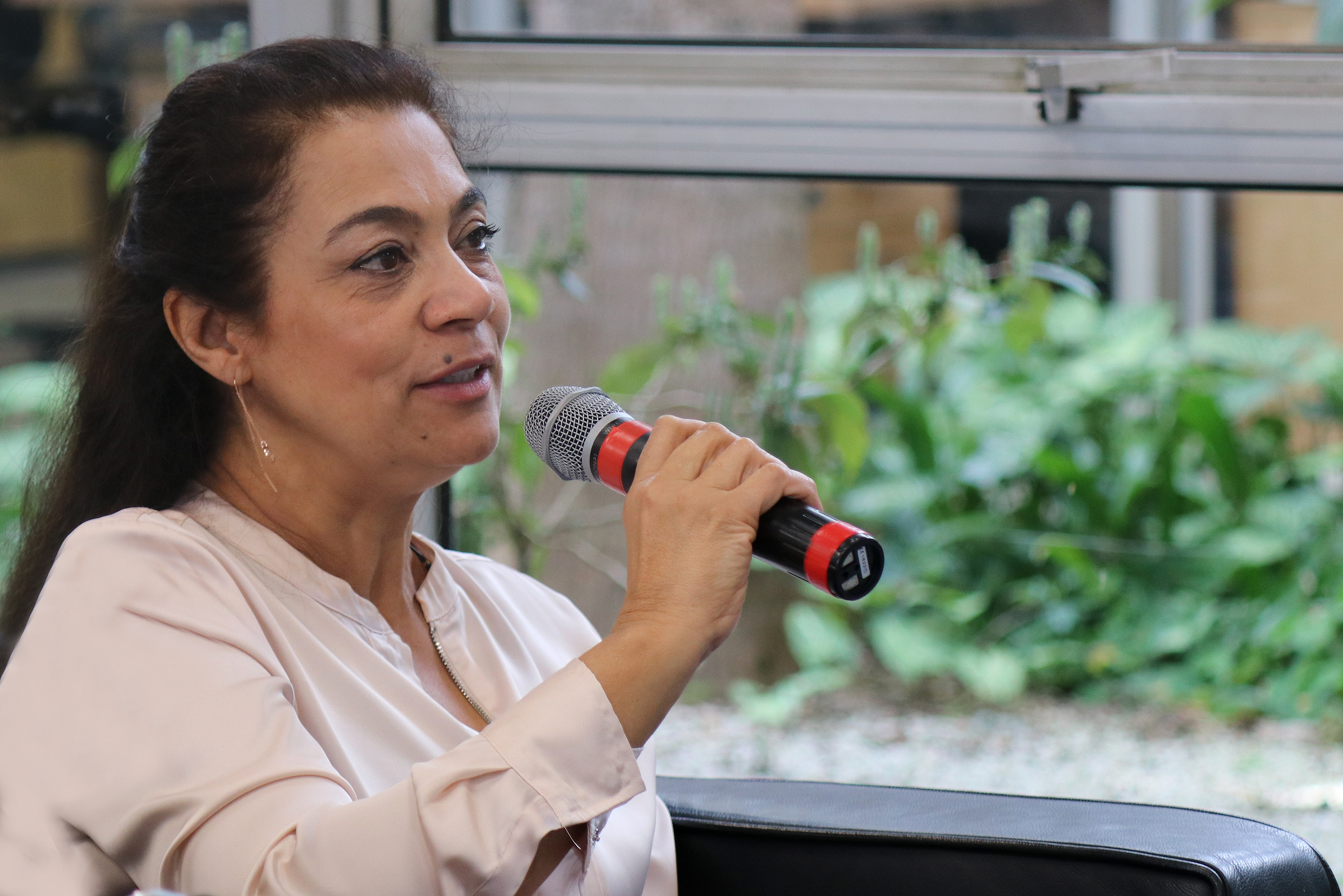 Participante do público faz perguntas durante o debate