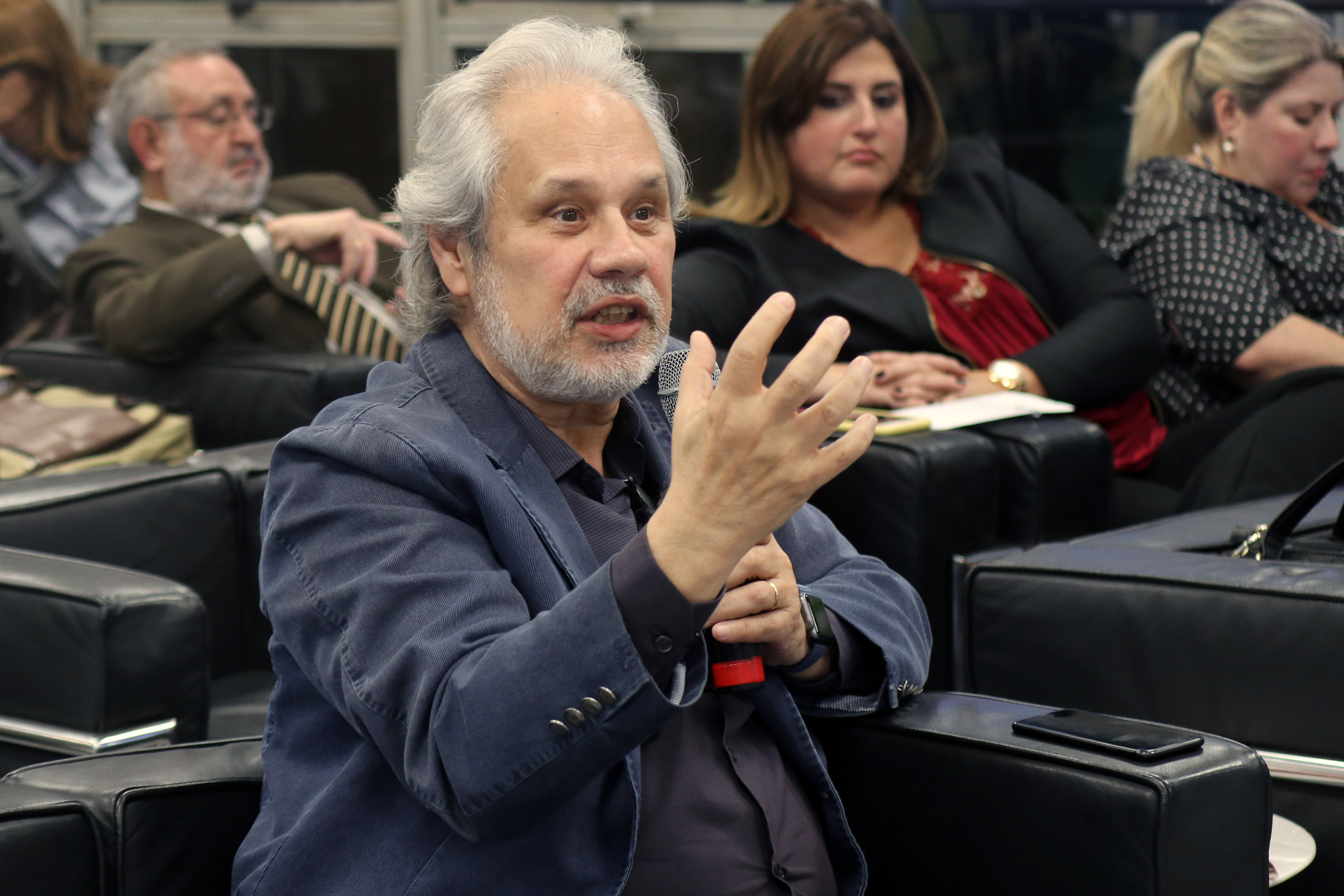 Marcos Buckeridge fala durante o debate