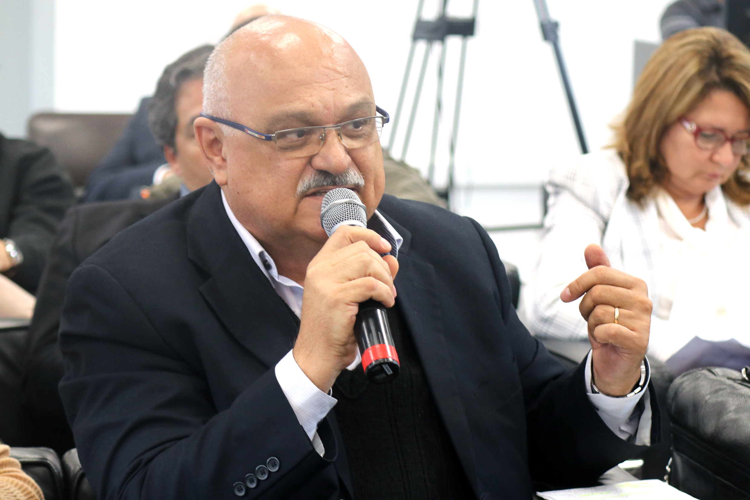  Mauro Ruiz faz perguntas durante o debate