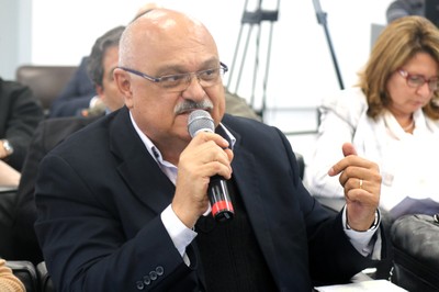  Mauro Ruiz faz perguntas durante o debate