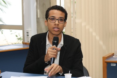 Djonathan Gomes Ribeiro faz perguntas durante o debate do Painel IV - 13/06/2018