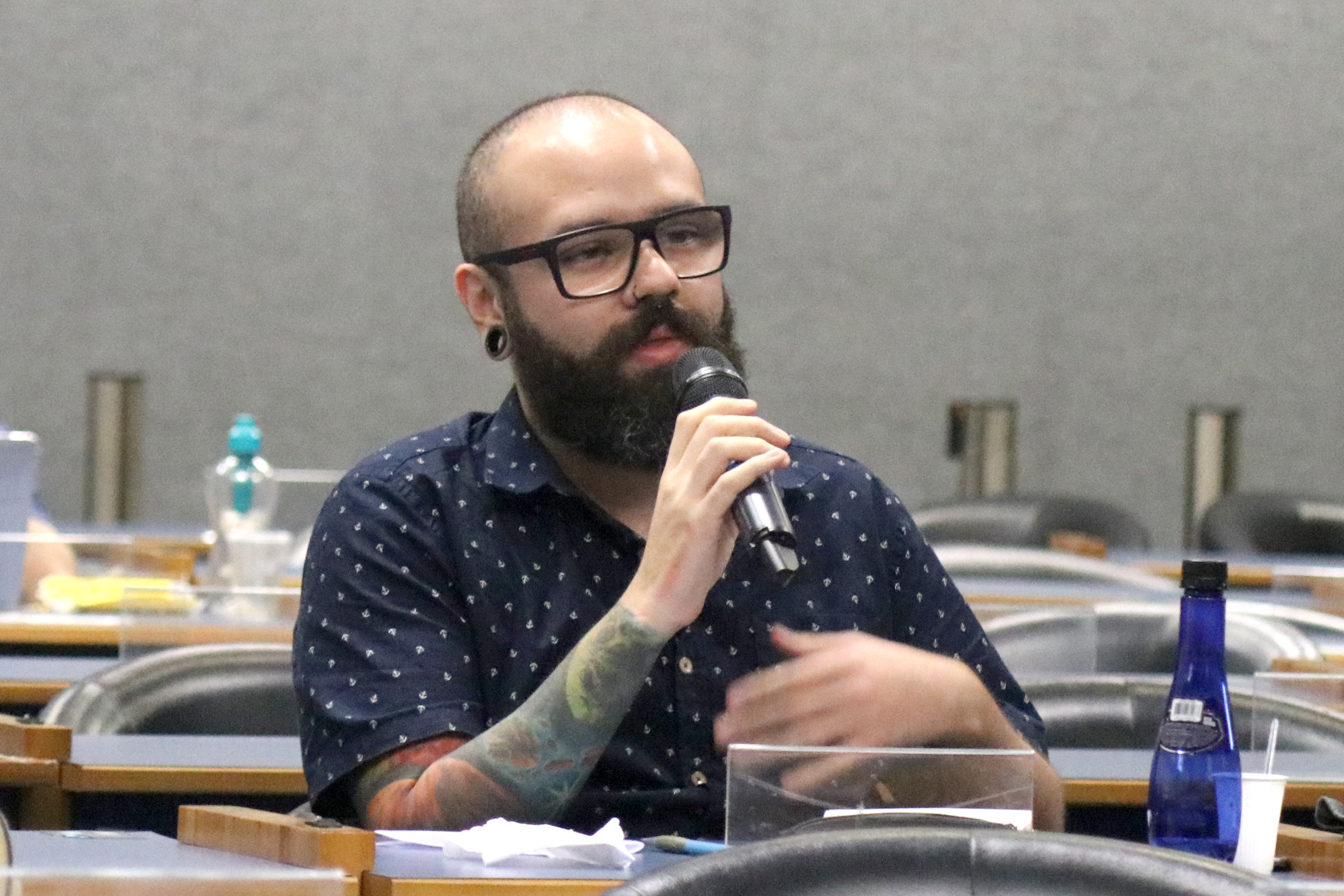 Participante do público faz perguntas aos expositores do Painel V - 13/06/2018