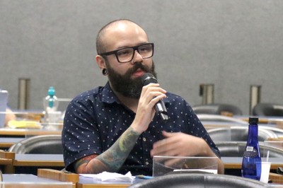 Participante do público faz perguntas aos expositores do Painel V - 13/06/2018