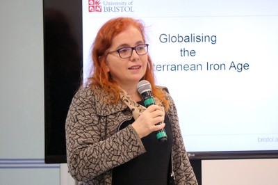 Maria Cristina Nicolau Kormikiari Passos apresenta a expositora e explica a dinâmica do debate - 05/06/2018