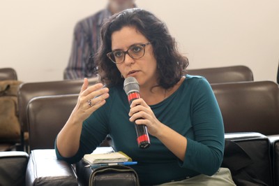 Participante do público az perguntas aos expositores - 06/06/2018
