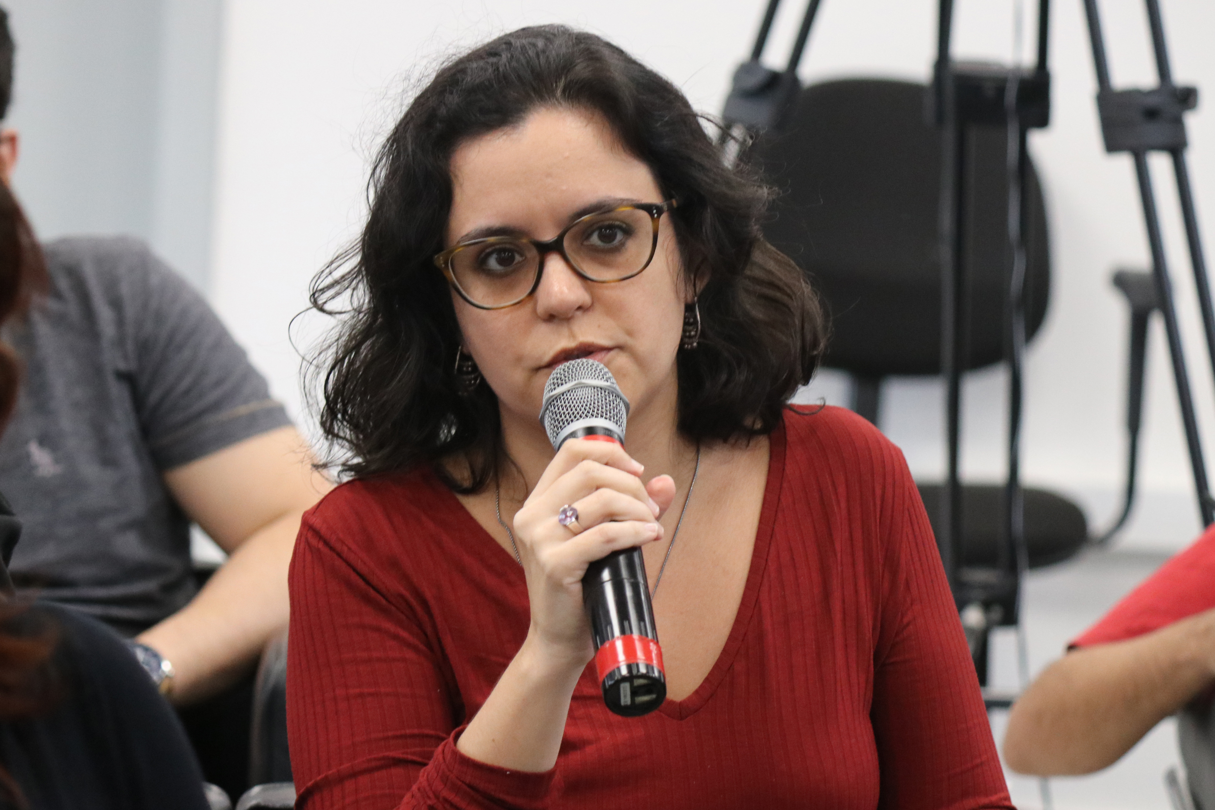 Participante do público faz perguntas durante o debate