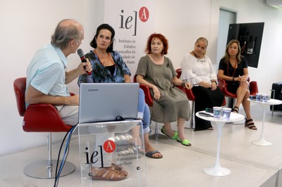 Martin Grossmann apresenta as expositoras: Valéria de Mendonça, Eugênia Gorini Esmeraldo, Ana Helena Curti e Vitória Arruda 