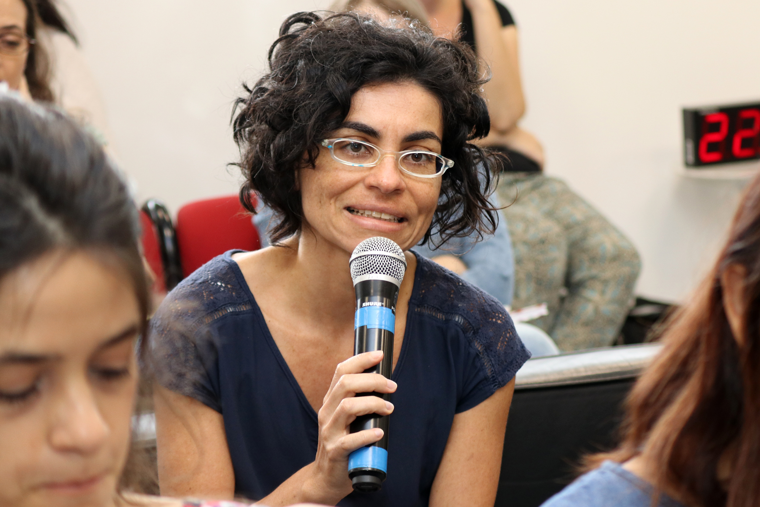 Participante do público faz perguntas durante o deabte
