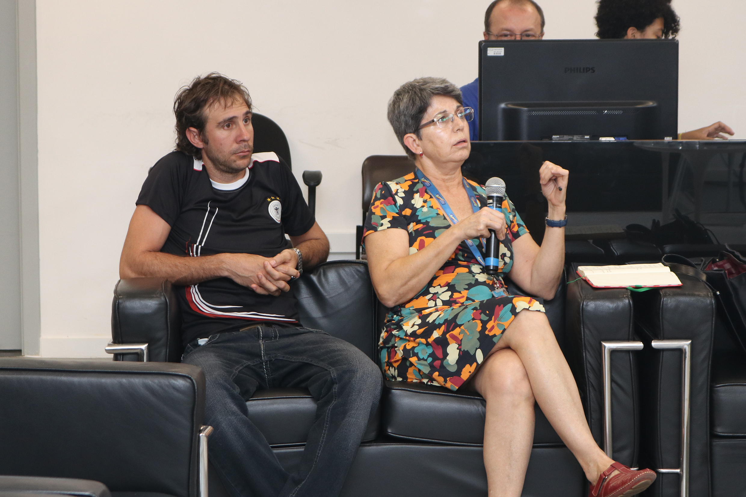 Participante do público faz perguntas durante o debate