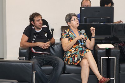 Participante do público faz perguntas durante o debate