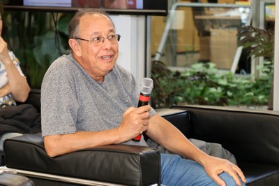 Participante do público faz perguntas durante o debate