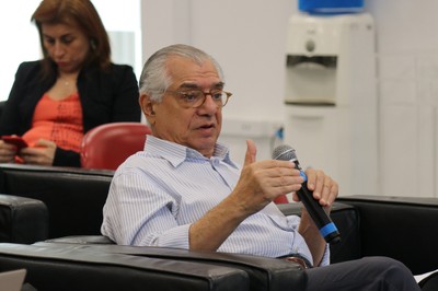 José Álvaro Moisés faz perguntas aos expositores