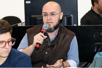 Participante do público faz perguntas durante o debate