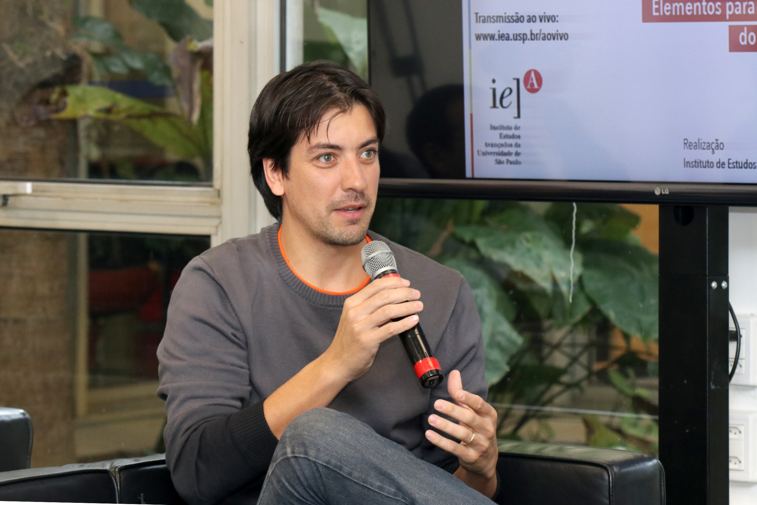 Participante do público faz perguntas durante o debate