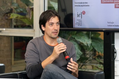 Participante do público faz perguntas durante o debate