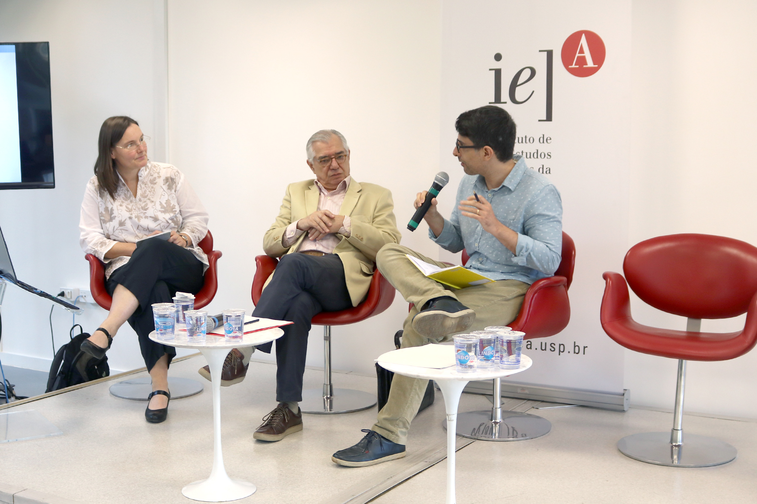 Anja Mihr, José Alvaro Moisés e Adrian Albala  