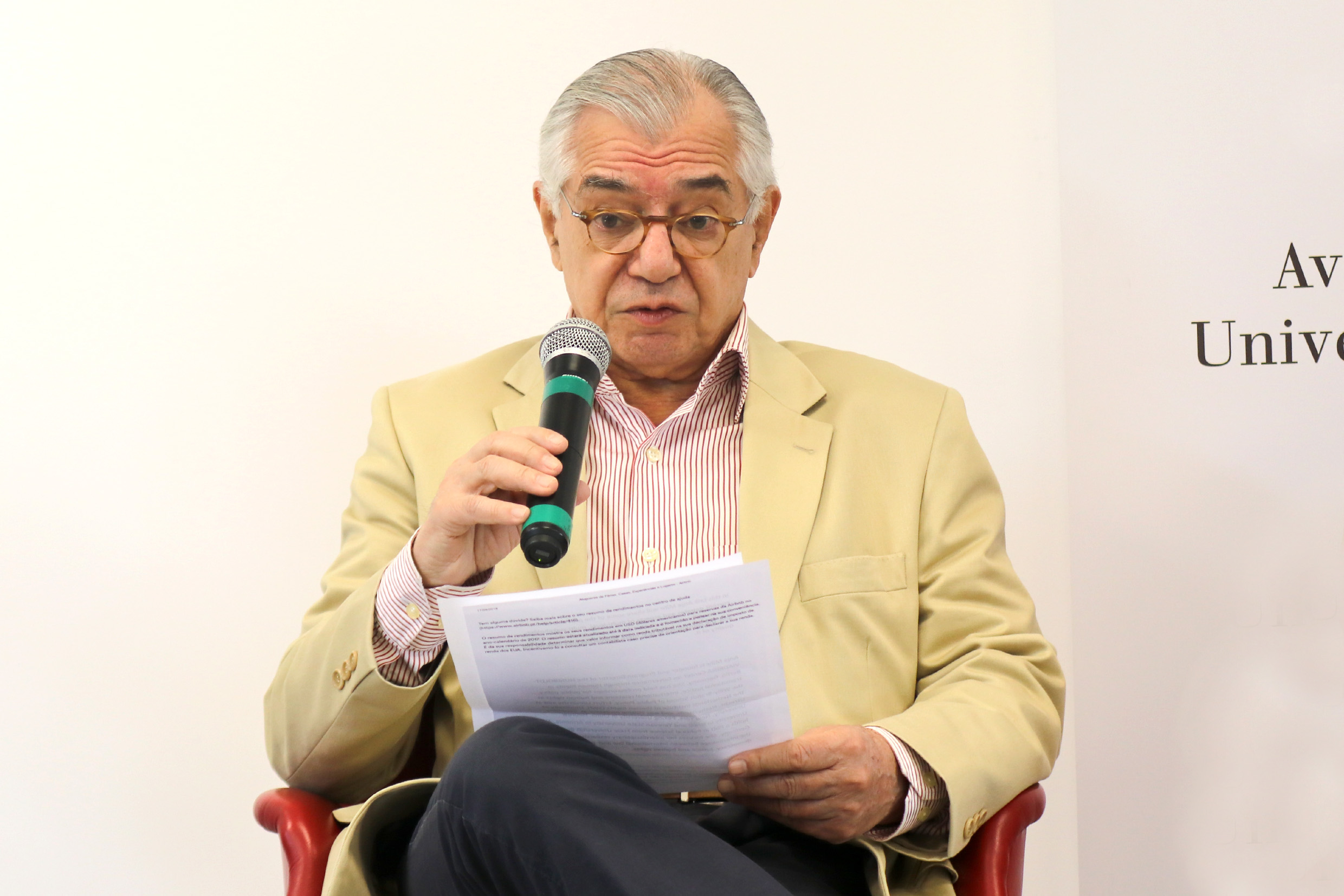 José Álvaro Moisés abre o evento e apresenta a expositora