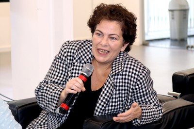 Participante do público faz perguntas para a expositora