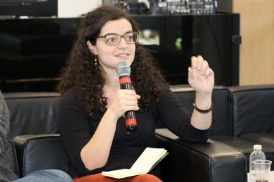 Participante do público faz perguntas para a expositora