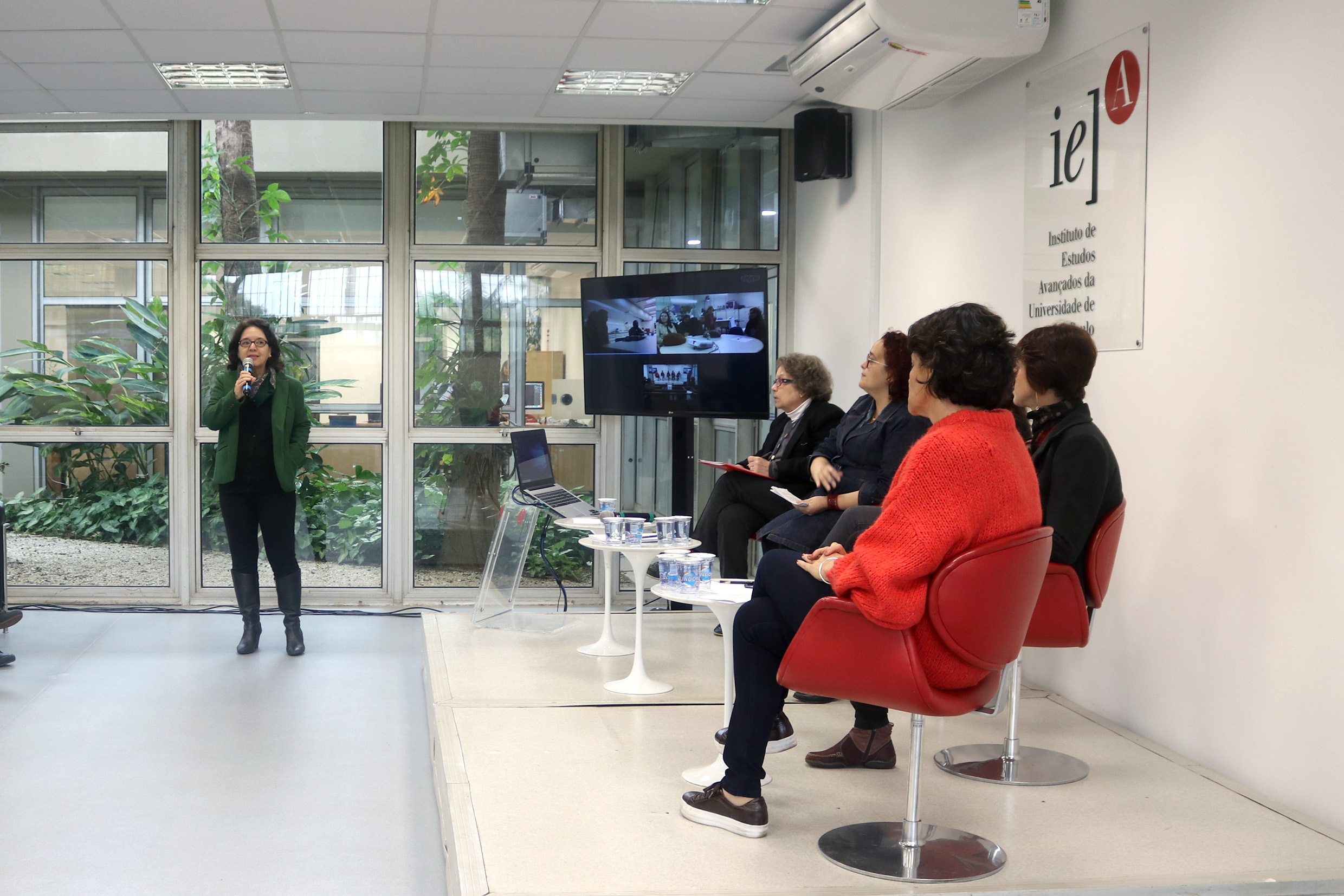 Isis Baldini faz a abertura do evento