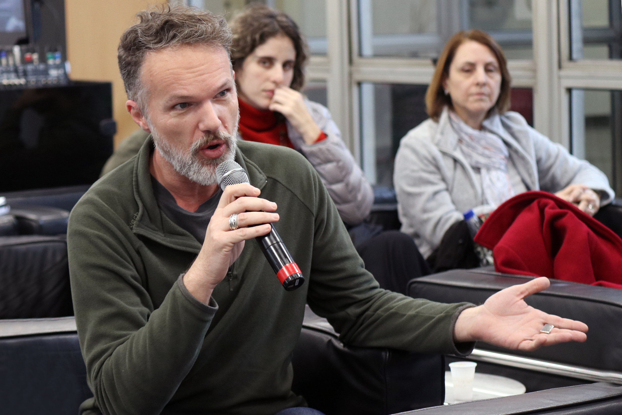 Participante do público faz perguntas durante o debate