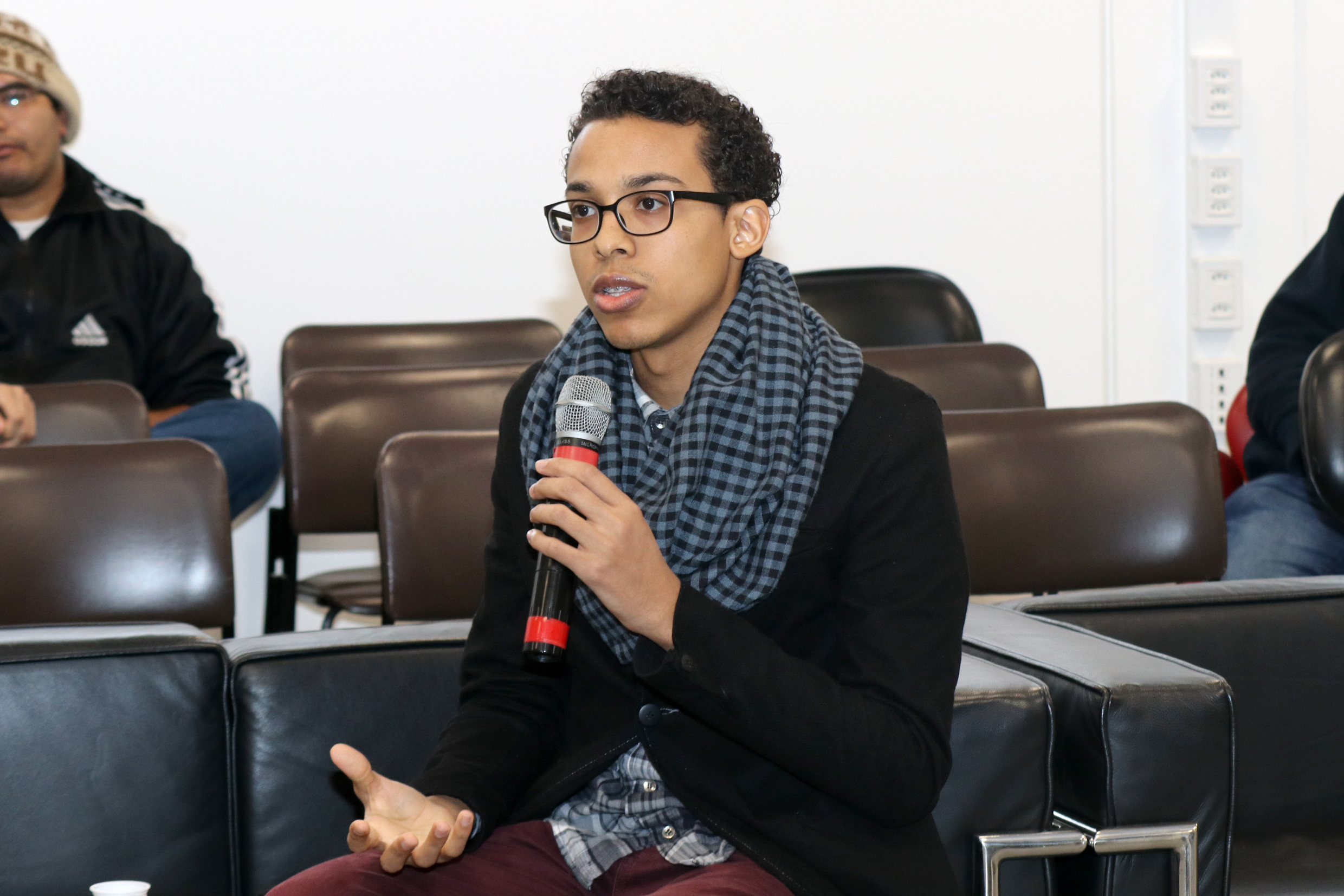 Djonathan Gomes Ribeiro faz perguntas aos expositores