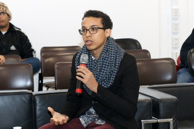Djonathan Gomes Ribeiro faz perguntas aos expositores