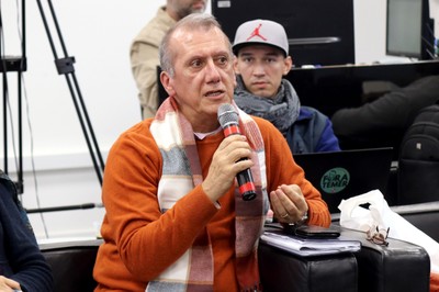 Participante do público faz perguntas aos expositores