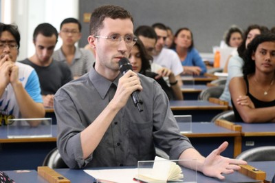Participante do público faz perguntas ao expositor