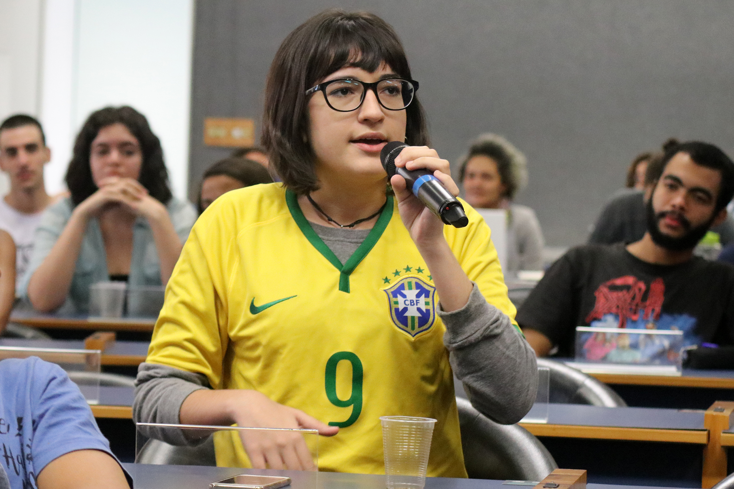 Participante do público faz perguntas durante o debate