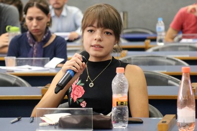 Participante do público faz perguntas durante o debate