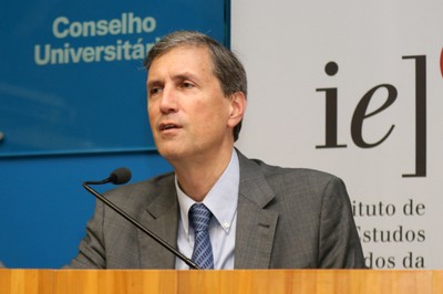 Pedro Dallari abre o evento e apresenta os expositores