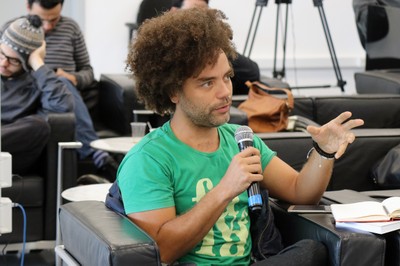Participante do público faz perguntas durante o debate
