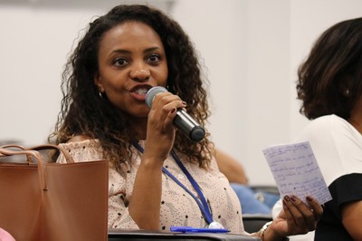 Participante do público faz perguntas durante o debate