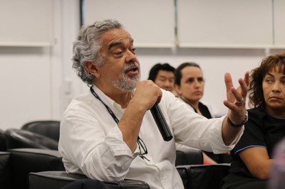 Participante do público faz perguntas durante o debate