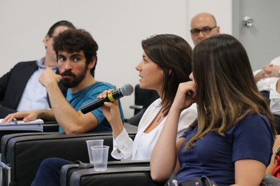 Participante do público faz perguntas durante o debate