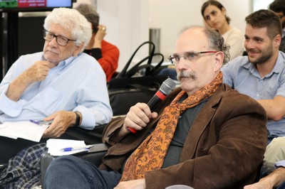Glauco Arbix faz perguntas aos expositores