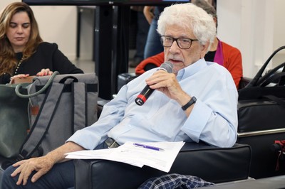 José da Rocha Carvalheiro fala durante o debate