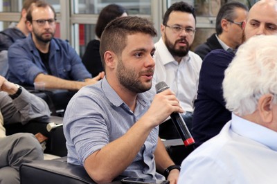 Participante do público faz perguntas aos expositores