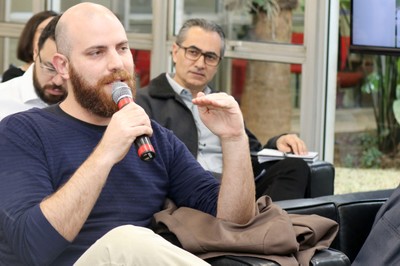 Participante do público faz perguntas durante o debate