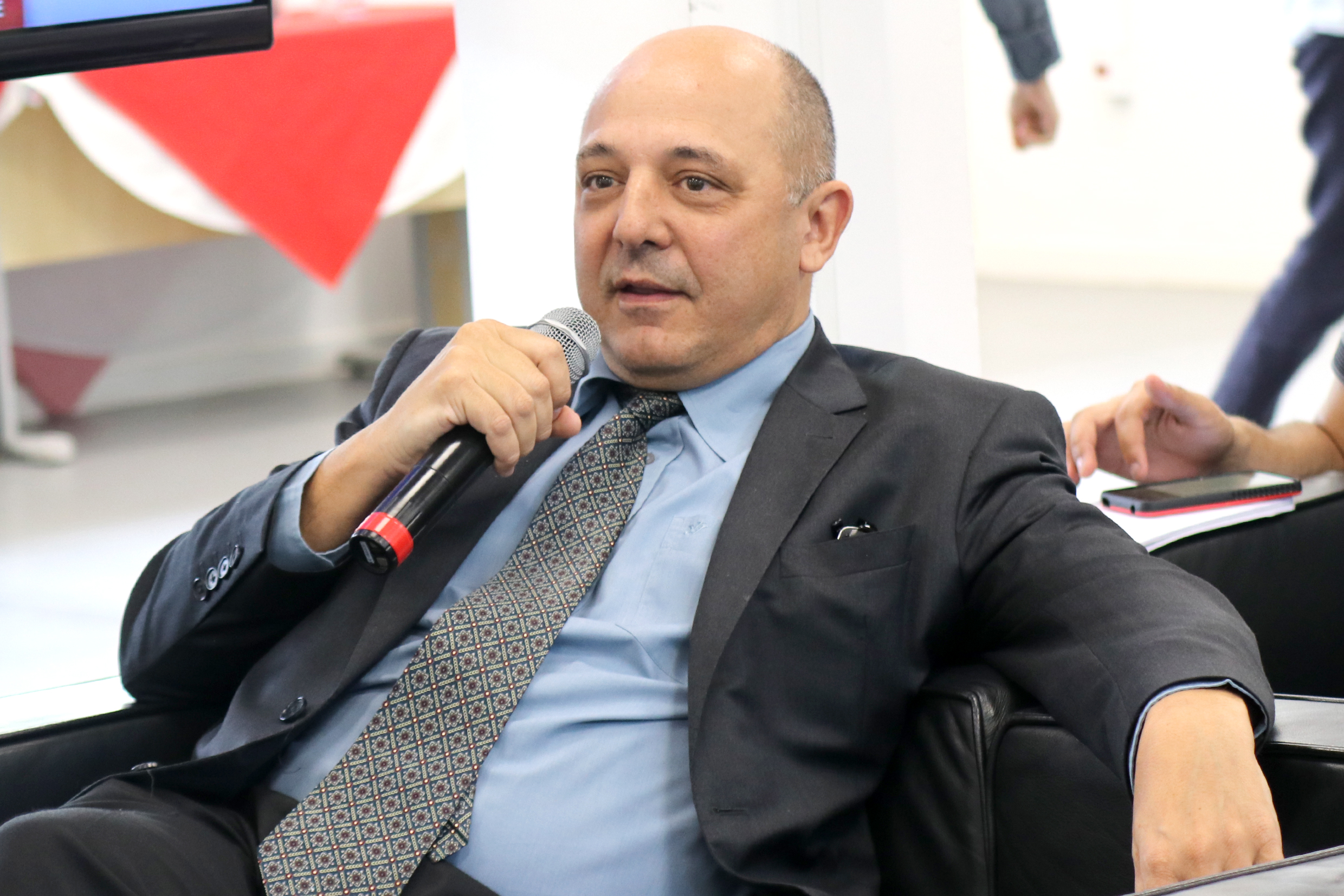 Alfredo Maranca fala durante o debate