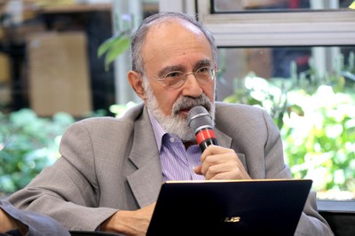 Guilherme Ary Plonski faz perguntas aos expositores