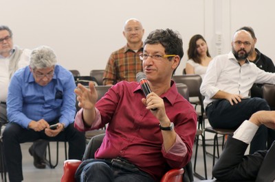 Mario Salerno faz perguntas durante o debate