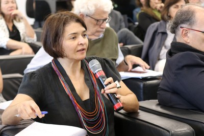 Participante do público faz perguntas durante o debate