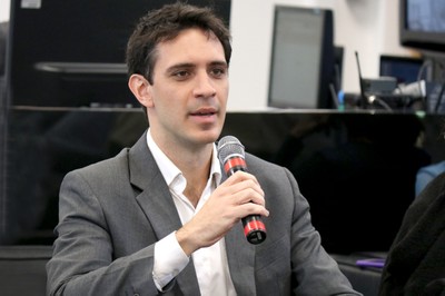 Participante do público faz perguntas durante o debate